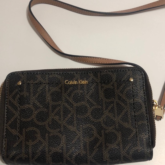 Calvin Klein - Picture 3 of 6